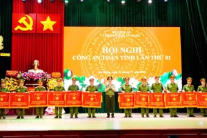 Thượng tướng Phạm Thế Tùng trao Cờ thi đua của Bộ Công an cho các đơn vị dẫn đầu các cụm thi đua trực thuộc Công an tỉnh An Giang có thành tích xuất sắc.