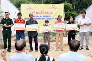 Bộ Chỉ huy quân sự tỉnh An Giang đã trao bảng tượng trưng tài trợ xây dựng 10 căn nhà Đại đoàn kết cho người dân phường Hà Tiên.