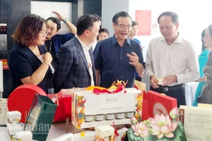  Đại biểu tham quan các sản phẩm từ yến.