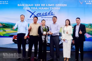 Quang cảnh buổi bàn giao xe.