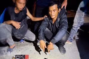 Đối tượng Nguyễn Chí Khang cùng tang vật. (Ảnh: Công an An Giang).