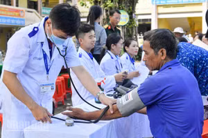 Khám, cấp thuốc cho người dân nằm trong hoạt động “Tết quân-dân” năm 2026.