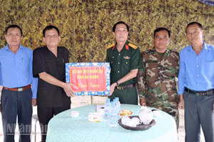 Lãnh đạo Bộ Chỉ huy Quân sự tỉnh An Giang tặng quà Đội K93.