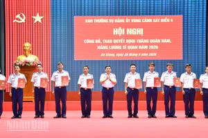 Thiếu tướng Đào Bá Việt, Đảng ủy viên Đảng ủy Cảnh sát biển Việt Nam, Tư lệnh Vùng Cảnh sát biển 4 trao quyết định thăng quân hàm, nâng lương sĩ quan năm 2026.