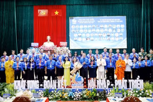 Đại biểu chụp ảnh lưu niệm cùng Ủy viên Ủy ban Hội Liên hiệp Thanh niên Việt Nam tỉnh An Giang khóa I, nhiệm kỳ 2026-2029.