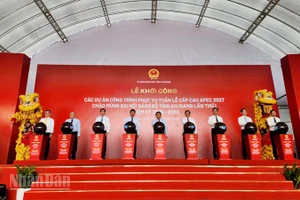 Phó Thủ tướng Chính phủ Nguyễn Chí Dũng, lãnh đạo tỉnh An Giang, doanh nghiệp thực hiện nghi thức khởi công, khởi động dự án hạ tầng phục vụ Tuần lễ Cấp cao APEC 2027.