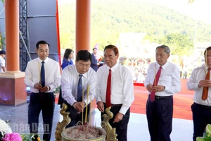 Nguyên lãnh đạo Đảng, lãnh đạo tỉnh An Giang thắp hương tri ân nữ Anh hùng Lực lượng vũ trang nhân dân Phan Thị Ràng.​