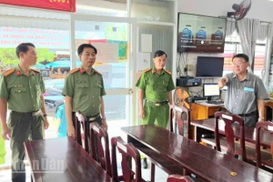 Đại tá Đào Hải Đăng, Phó Giám đốc Công an tỉnh An Giang (thứ 2 từ trái sang) kiểm tra công tác bảo đảm an ninh trật tự tại điểm bầu cử số 68 phường Rạch Giá.