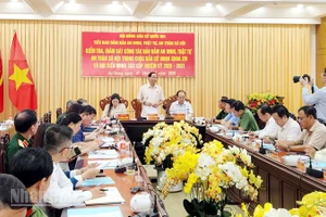 Phó Chủ tịch Quốc hội, Thượng tướng Trần Quang Phương kiểm tra công tác bầu cử tại An Giang.