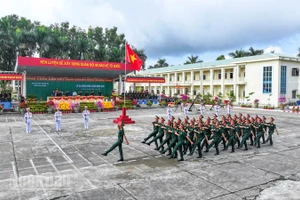 Lực lượng vũ trang tỉnh duyệt đội ngũ tại Lễ ra quân huấn luyện năm 2026. (Ảnh: PHƯƠNG VŨ)