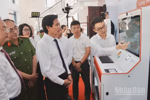 Đồng chí Bí thư Tỉnh ủy Lạng Sơn trực tiếp trải nghiệm "Trạm dịch vụ công số".