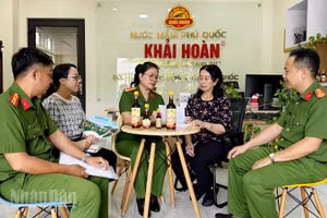 Doanh nghiệp ký cam kết thực hiện mô hình.