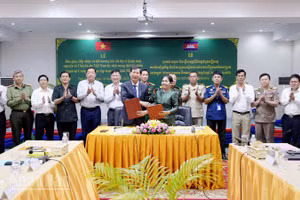 Ban chuyên trách 2 tỉnh ký kết biên bản bàn giao, tiếp nhận hài cốt liệt sĩ. (Ảnh: PHƯƠNG VŨ)