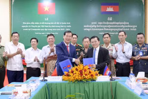 Ban chuyên trách 2 tỉnh ký kết biên bản bàn giao, tiếp nhận hài cốt liệt sĩ. (Ảnh: PHƯƠNG VŨ)