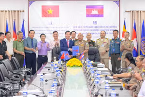 Ban Chuyên trách hai tỉnh ký kết biên bản bàn giao, tiếp nhận hài cốt liệt sĩ. (Ảnh: PHƯƠNG VŨ)