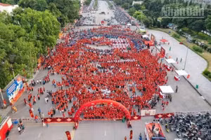 Sự kiện đi bộ "Cùng Việt Nam tiến bước" tại điểm chính của tỉnh Lạng Sơn được tổ chức khu vực đường Hùng Vương, phường Lương Văn Tri.