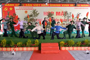 Tiết mục văn nghệ tại buổi họp mặt.