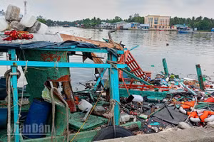 Hiện trường vụ cháy, nổ tàu cá. (Ảnh: PHƯƠNG VŨ)