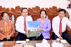 Chủ tịch Quốc hội Trần Thanh Mẫn thăm, tặng quà gia đình chính sách, người có công, cán bộ hưu trí ở phường Rạch Giá. 