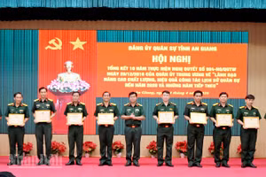 Đại tá Nguyễn Văn Hiền, Phó Chỉ huy trưởng kiêm Tham mưu trưởng Bộ Chỉ huy quân sự tỉnh An Giang trao thưởng cho các tập thể và cá nhân có thành tích tốt trong tổng kết 10 năm thực hiện Nghị quyết số 984-NQ/QUTW.