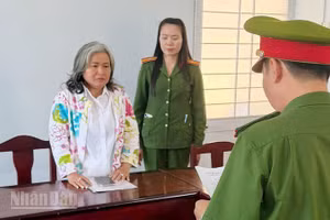 Cơ quan điều tra tống đạt quyết định khởi tố bị can và lệnh bắt bị can để tạm giam đối với Trần Thị Bích Phượng.