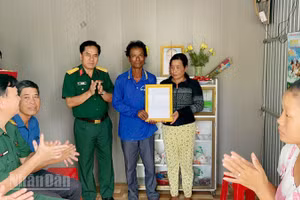 Bộ Chỉ huy quân sự tỉnh An Giang bàn giao nhà cho ông Danh Rên, ngụ ấp Hòn Me, xã Hòn Đất. (Ảnh: PHƯƠNG VŨ)