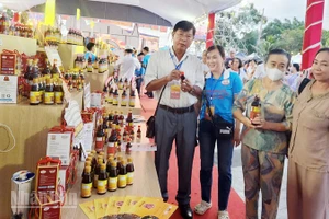 Đại biểu tham quan gian trưng bày sản phẩm nước mắm Phú Quốc tại Festival nước mắm Phú Quốc năm 2025.