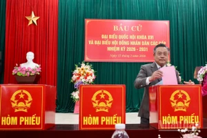 Đồng chí Trần Sỹ Thanh, Ủy viên Bộ Chính trị, Bí thư Trung ương Đảng, Chủ nhiệm Ủy ban Kiểm tra Trung ương bỏ lá phiếu đầu tiên bầu đại biểu Quốc hội khoá XVI và đại biểu Hội đồng nhân dân các cấp nhiệm kỳ 2026-2031 tại điểm bầu cử khối Đại Thắng, phường Lương Văn Trì, tỉnh Lạng Sơn.