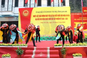 Các tiết mục múa sư tử mèo đặc sắc của tỉnh Lạng Sơn tại điểm bầu cử thôn Nà Lầu, xã Hoàng Văn Thụ.
