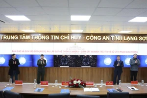 Các đại biểu thực hiện nghi thức và chúc mừng Công an tỉnh Lạng Sơn khánh thành dự án.