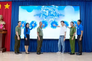 Đại diện các đơn vị phối hợp đã thực hiện nghi thức khởi động công trình “Tiếng loa an ninh”.