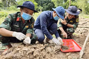 Cán bộ, chiến sĩ Đội K92 tìm kiếm, cất bốc được 3 hài cốt liệt sĩ tại khu vực Nghĩa trang Xóm Khỉ. (Ảnh: PHƯƠNG VŨ)