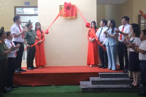 Các đại biểu tham dự nghi thức kéo băng khánh thành công trình. (Ảnh: Hoàng Tùng)
