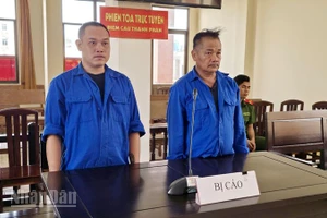 Bị cáo Nguyễn Văn Tình (bên trái) và Nguyễn Thanh Em.