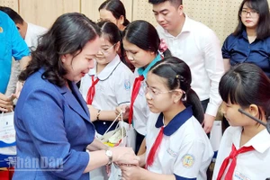 Phó Chủ tịch nước Võ Thị Ánh Xuân tặng quà hỗ trợ trẻ em nghèo vượt khó trên địa bàn tỉnh An Giang.