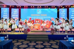 Tiết mục văn nghệ chào mừng kỷ niệm 95 năm Ngày thành lập Đoàn Thanh niên Cộng sản Hồ Chí Minh.