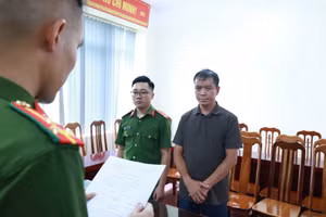Cơ quan Cảnh sát điều tra Công an tỉnh Lạng Sơn tống đạt Quyết định khởi tố bị can đối với Lê Xuân Khang.