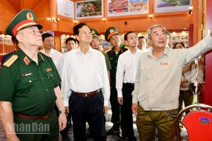 Đồng chí Nguyễn Tấn Dũng, nguyên Ủy viên Bộ Chính trị, nguyên Thủ tướng Chính phủ và Đại tướng Nguyễn Trọng Nghĩa tham quan Đền tưởng niệm Anh hùng liệt sĩ và người có công. (Ảnh: PHƯƠNG VŨ).