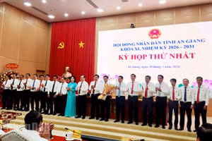 Bí thư Tỉnh ủy An Giang Nguyễn Tiến Hải tặng hoa chúc mừng Chủ tịch Ủy ban nhân dân tỉnh, các Phó Chủ tịch Ủy ban nhân dân và thành viên Ủy ban nhân dân tỉnh.