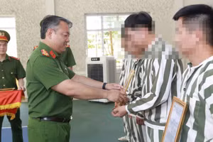 Lãnh đạo Công an tỉnh Lạng Sơn trao quyết định cho người được ân xá.