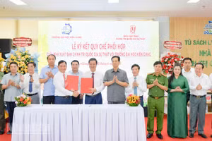 Lãnh đạo Nhà xuất bản Chính trị quốc gia Sự thật và Trường Đại học Kiên Giang ký kết quy chế phối hợp trong giai đoạn mới. 