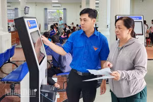 Viên chức Trung tâm phục vụ hành chính công phường Rạch Giá hướng dẫn người dân thực hiện thủ tục hành chính.