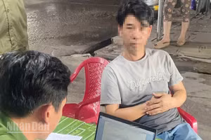 Lực lượng Công an làm việc với Nguyễn Vũ Phương chủ cơ sở kinh doanh không phép có hành vi mua bán công cụ kích điện dùng để đánh bắt thủy sản.