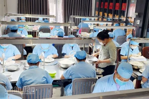 Chế biến sản phẩm từ yến ở An Giang.