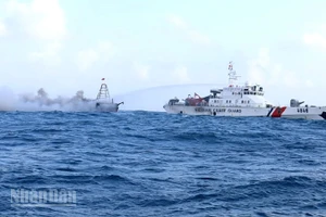 Tàu CSB 4040 nhanh chóng tiếp cận, nỗ lực triển khai các phương án chữa cháy và cứu nạn.