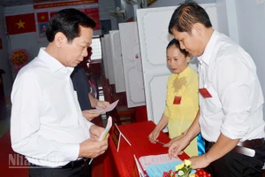 Ủy viên Trung ương Đảng, Bộ trưởng Nội vụ Đỗ Thanh Bình tham gia tại khu vực bỏ phiếu số 4, ấp Vĩnh Đông 2, xã Vĩnh Phong, tỉnh An Giang. (Ảnh: VĂN DƯƠNG)