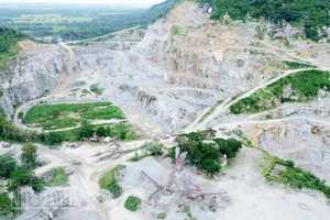Khai thác đá ở An Giang.