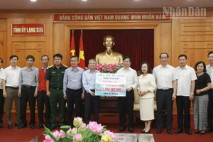 Đoàn công tác của thành phố Đà Nẵng trao phần kinh phí hỗ trợ tỉnh Lạng Sơn khắc phục thiệt hại do bão lũ gây ra.