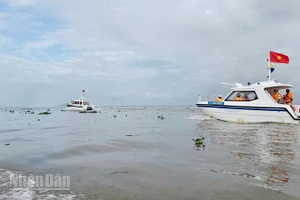 Lực lượng Cảnh sát giao thông ra quân tuần tra bảo đảm an toàn giao thông trên các tuyến sông; kiểm soát các phương tiện có gắn thiết bị bơm, hút và vận chuyển cát, sỏi trên địa bàn toàn tỉnh. (Ảnh: VĂN VŨ).