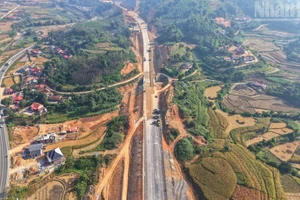Tuyến đường cao tốc Cửa khẩu Hữu Nghị-Chi Lăng đang được khẩn trương thi công. 